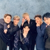 ‘아스트로’ 비슷한 스타일의 네이비색 무대복장을 입고 있다