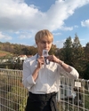 ‘이태리’ 입고 포즈를 취하고 있다