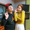 ‘오후의발견이지혜입니다’ 채로 카메라를 응시하고 있다
