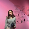 ‘아이비’ 전시회에서 장난기 넘치는 표정을 지어보였다